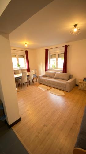 Rzeszow Apartment | Prywatny Dom #BESKIDZKA FV Parking