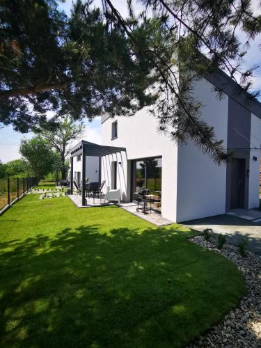 Klodzko Miasto House | Przystań Dobrej Energii, domki całoroczne z gorącą balią z hydromasażem