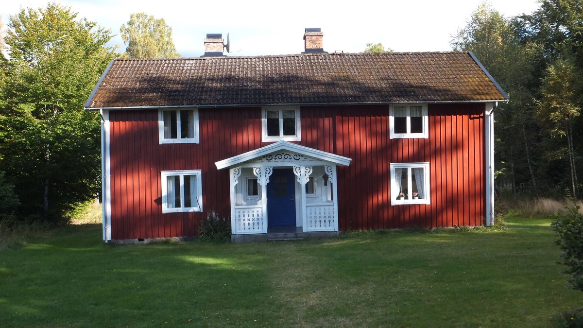 Sjuhult House | Public property w/tradition by the lake for nature lovers, fishers & canoeists