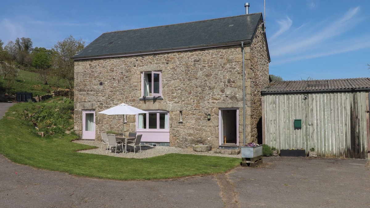 Heligan Cottage | PUDDAVEN BARN, family friendly, with open fire in Chagford