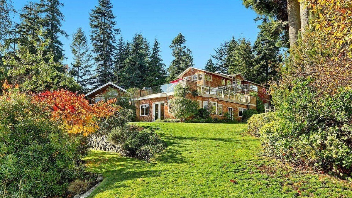 Rollingbay House | Puget Sound View Estate with sprawling yard and beach access