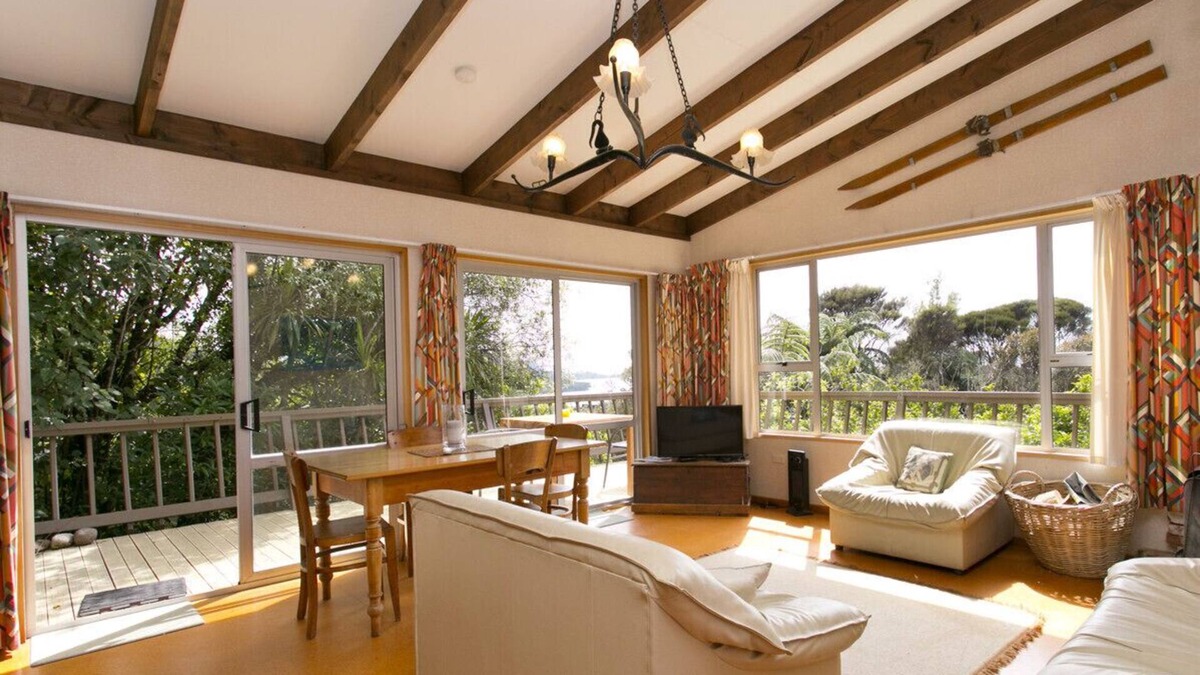 Pukawa Cottage | PUKAWA VIEWS - PUKAWA BAY BACH, family friendly in Pukawa Bay