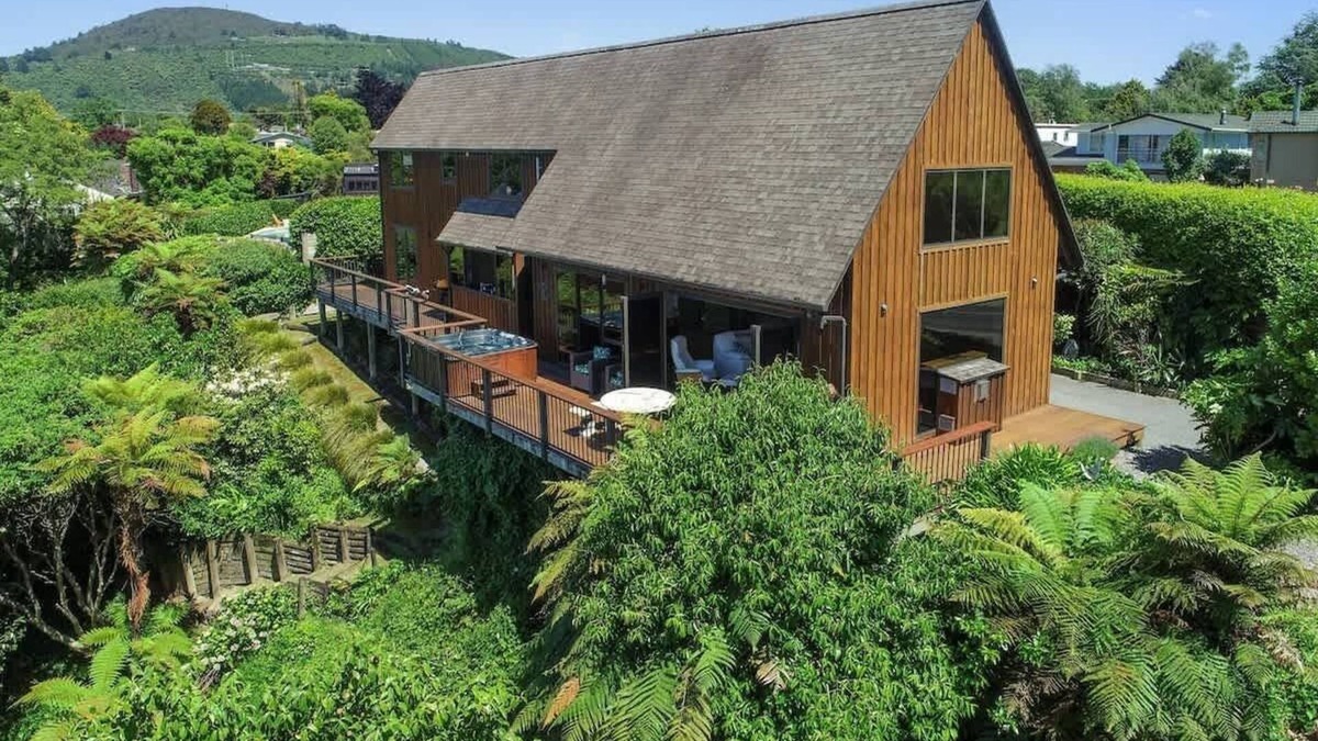 Kawaha Point House | Pukeko Landing | Stunning Lake Views with Spa Pool