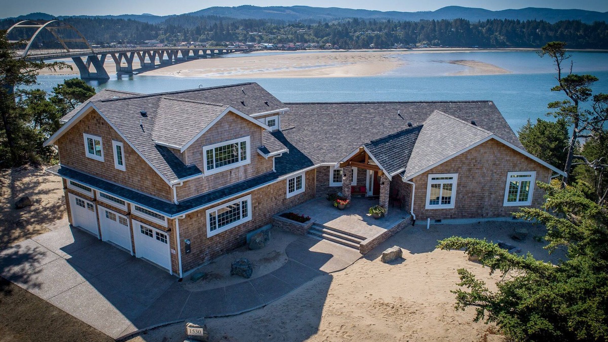 Bayshore House | PUMA POINT.Overlooks the Alsea Bay.Has perfect ocean sunset views! Sleeps 3.