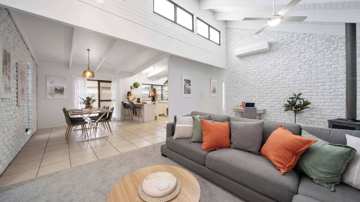 Golden Beach House | Pumicestone Beach House - 200m to the passage