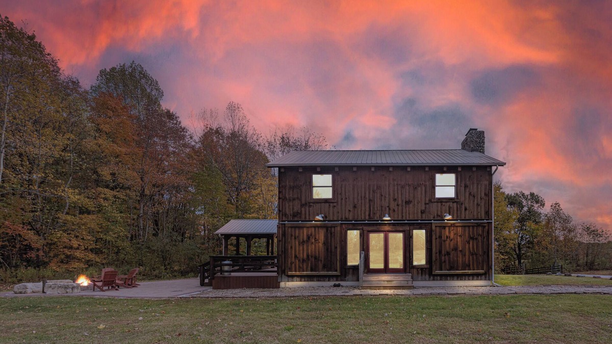 New Plymouth Cabin | Pumpkin Ridge Barn + Stable: 2 spaces, 1 rate, guest limits apply, 100 acres
