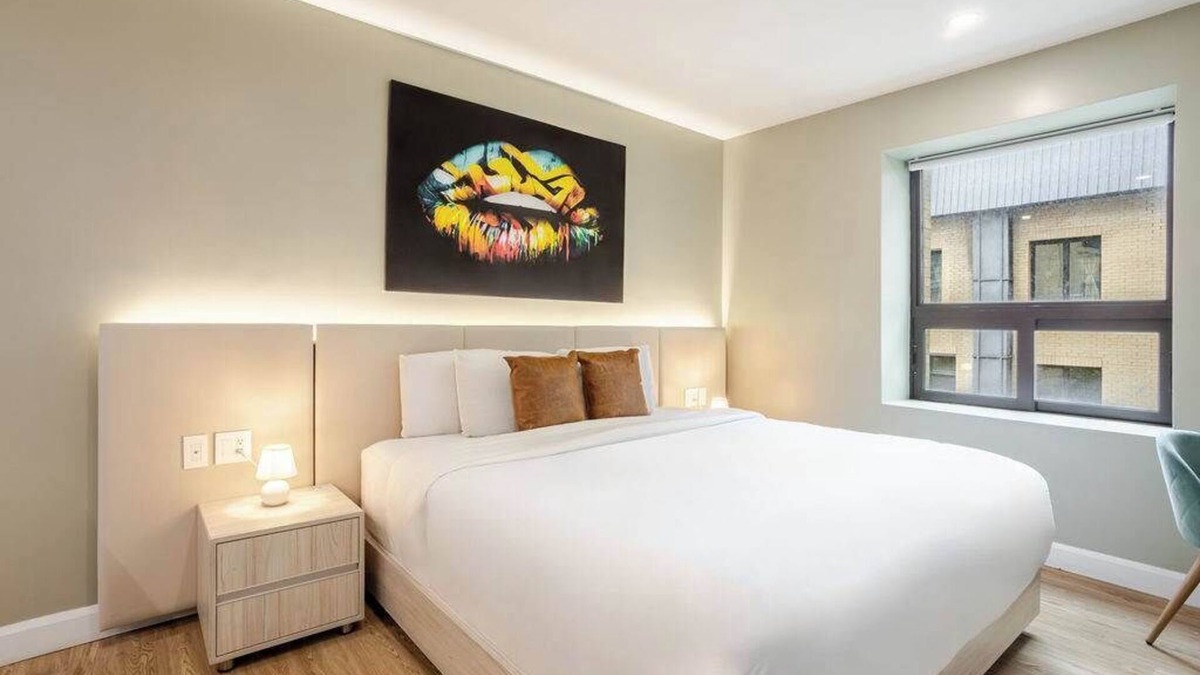 Gay Village Hotel | Pure King – Berri-UQAM Escape