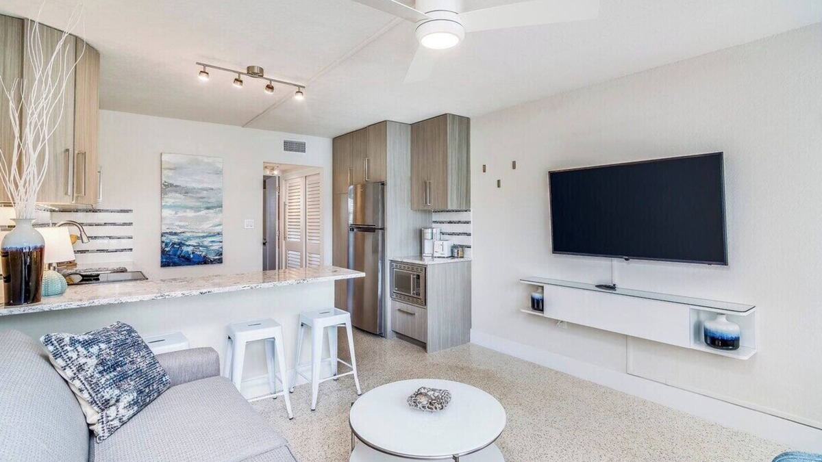 Winslow Reserve Apartment | Pure Luxury! New 1br Modern Apt Steps to Beach - Unit E