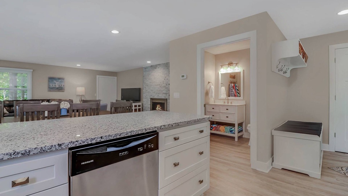 Holland House | Pure Michigan Cottage! Close to Beaches, Marinas, Dining & Downtown. Sleeps 10