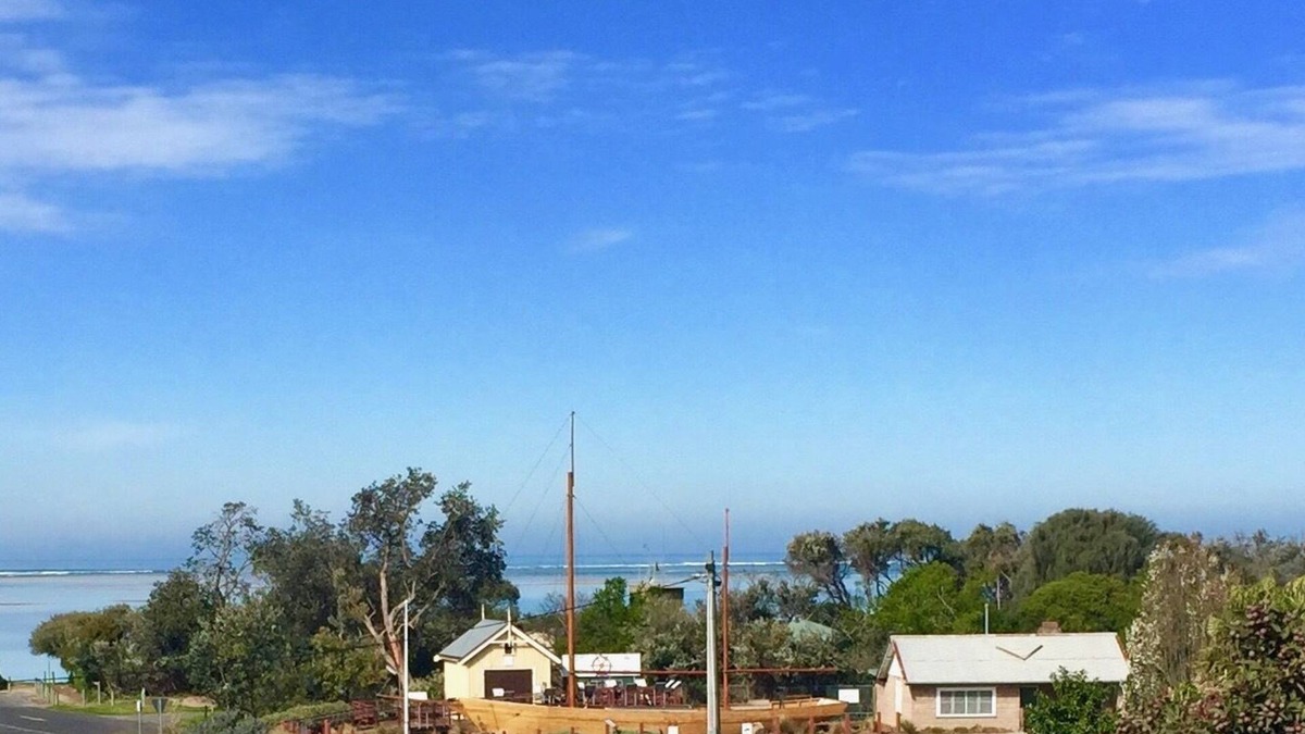 Inverloch House | PURE SHORES- Beach 300m, Sea Views, Wifi, Netflix.