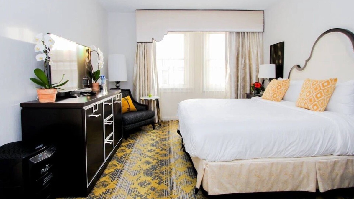 Kalorama Heights Hotel | PURE Wellness Standard King, Allergy-Friendly, Fitness Center Access