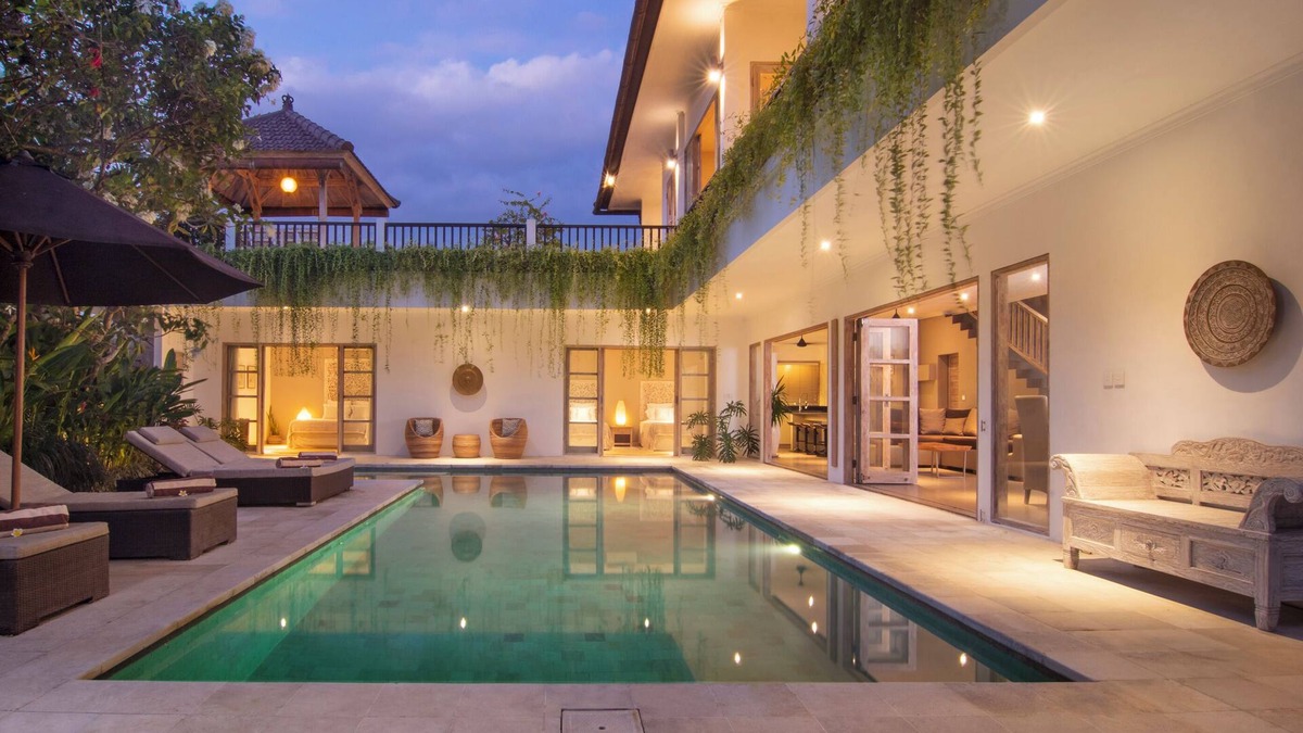 Batu Bolong House | Puri Temple; fully serviced 3 Bedroom Villa, Central Canggu. Close to the beach.