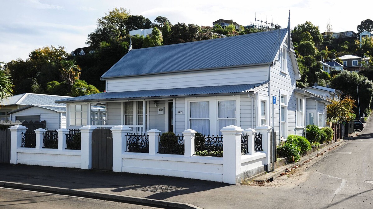 Hospital Hill Cottage | Puriri Downtown Villa - Napier Holiday Home