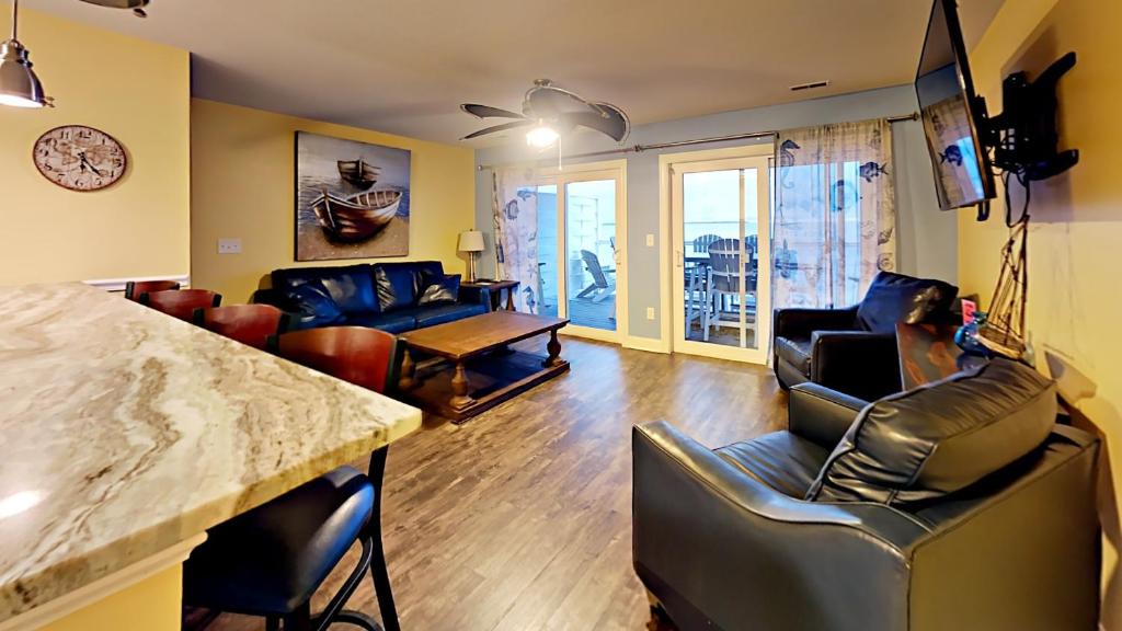 Put-in-Bay House | Put-in-Bay Waterfront Condo #205