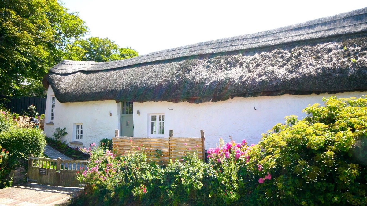 Putsborough House | Putsborough Manor Barn (Sleeps 4 + cot) Tennis Dogs WIFI Jacuzzi BBQ Beach