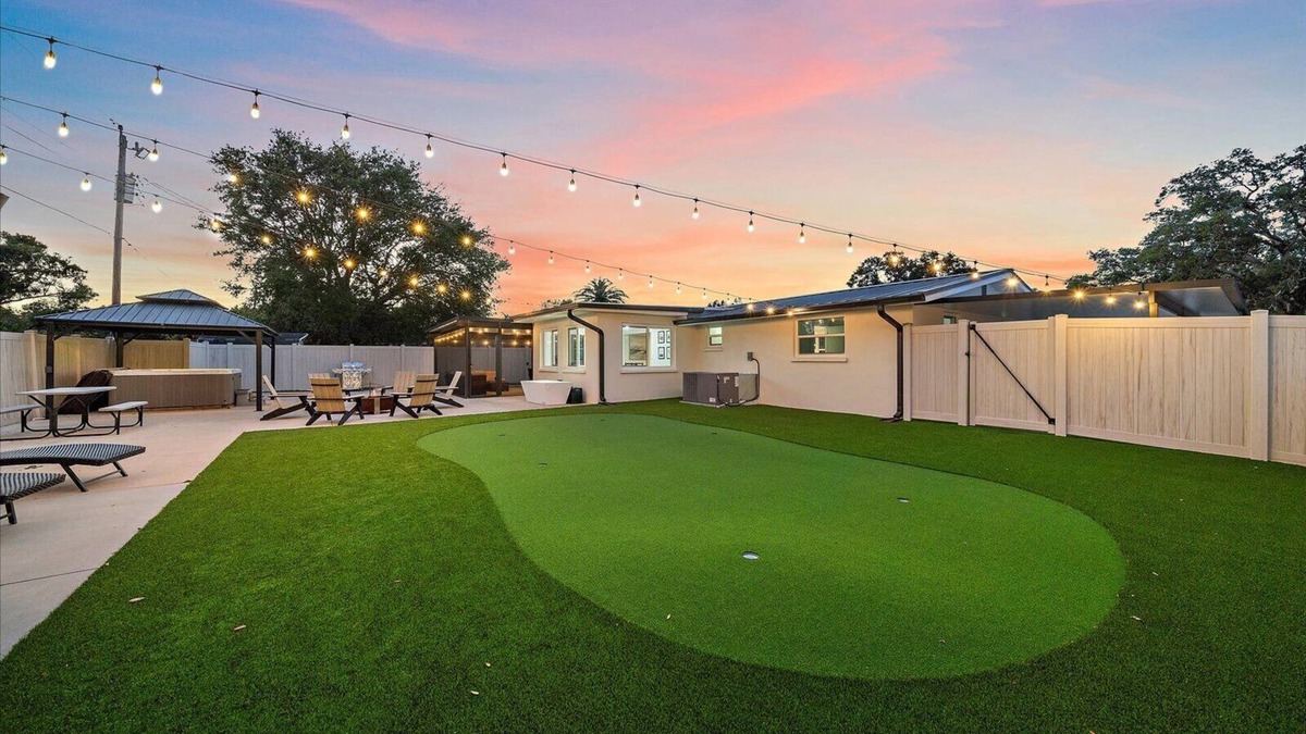 Southgate House | Putt 'n Plunge Paradise: 3/2 House 10 mins to Downtown & 15 mins to Lido Beach