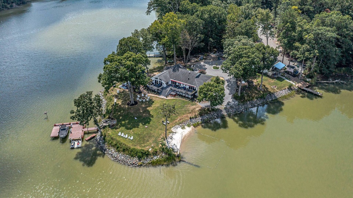 Kinsale House | PVT PENINSULA! Hot tub, beach, spectacular views w/huge kitchen!Sleeps up to 21