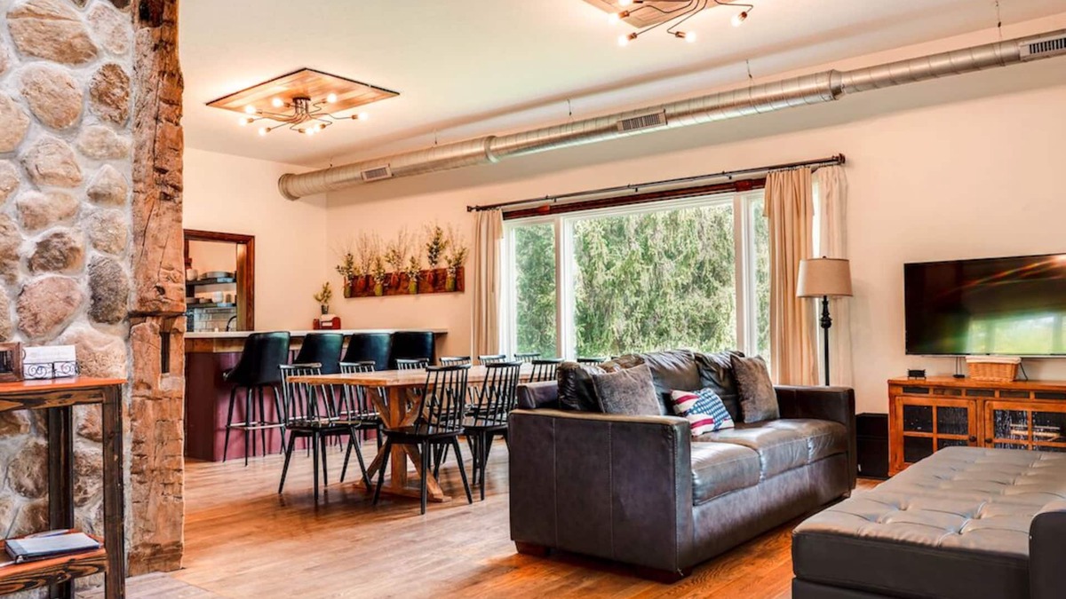 Ravenna House | Pvt Swim Pond, Hot tub, Pickleball