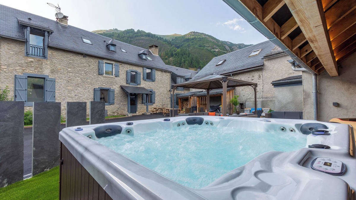 Vignec Ski Chalet | Pyrénées Chalet: Jacuzzi & Mountain