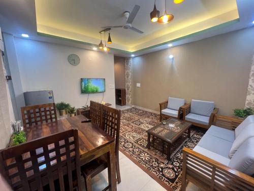 Sainik Farm Apartment | Qazi's Modern 3BHK Flat