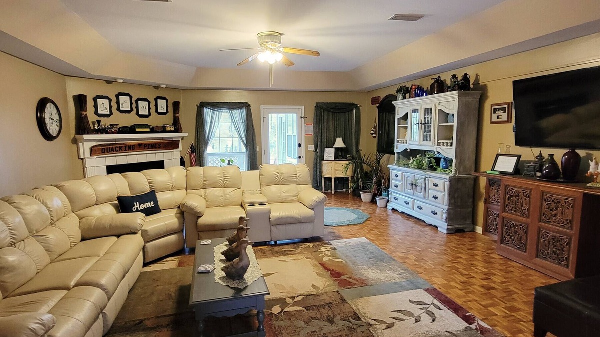 Level Plains House | Quacking Pines is a great clean and spacious place :)