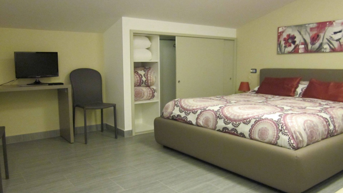 Campolattaro Hotel | Quadruple Room Delux - Bedroom with lake view