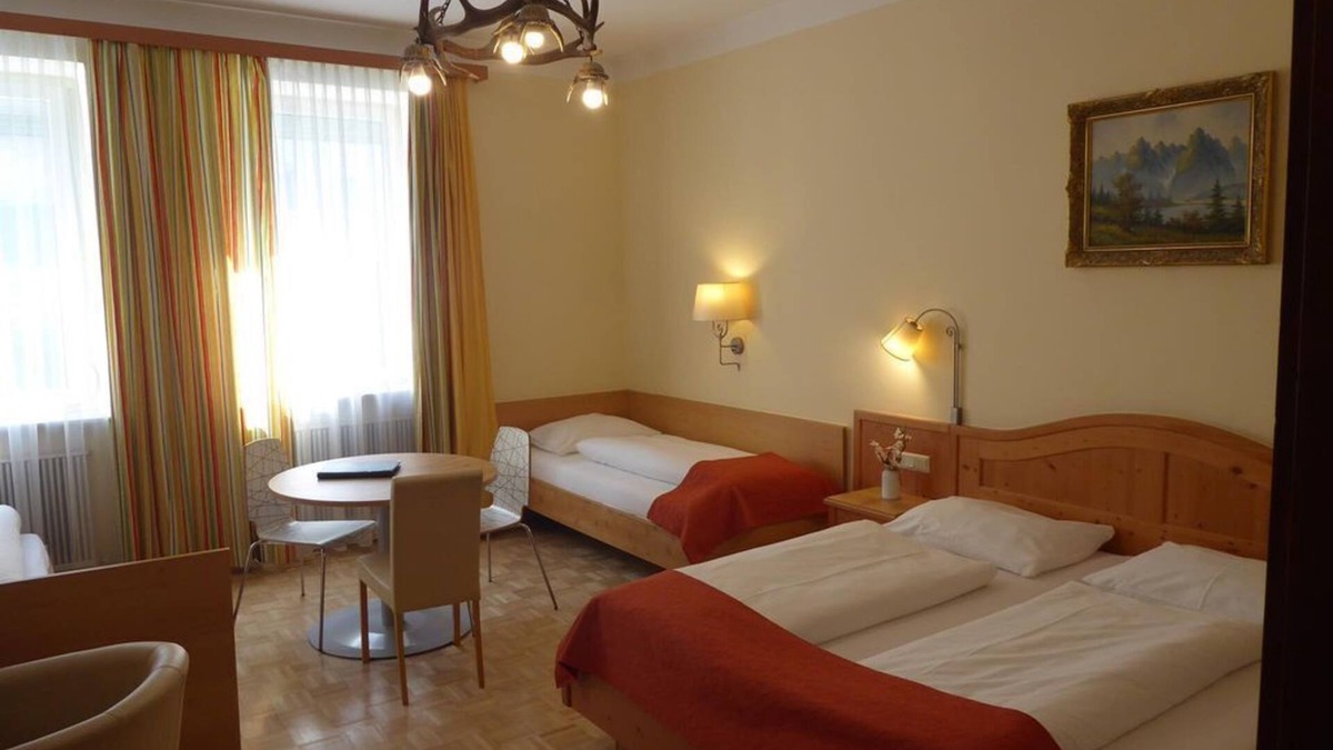Elisabeth-Vorstadt Bed & Breakfast | Quadruple room with shower, toilet - Adlerhof, pension
