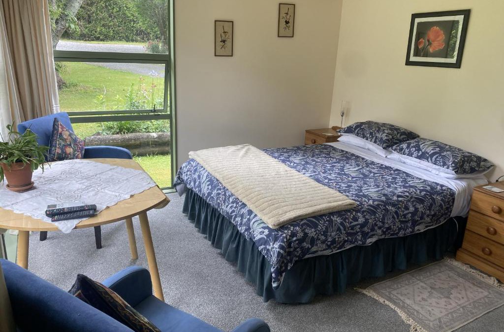 Aongatete Bed & Breakfast | Quail Haven Queen Room