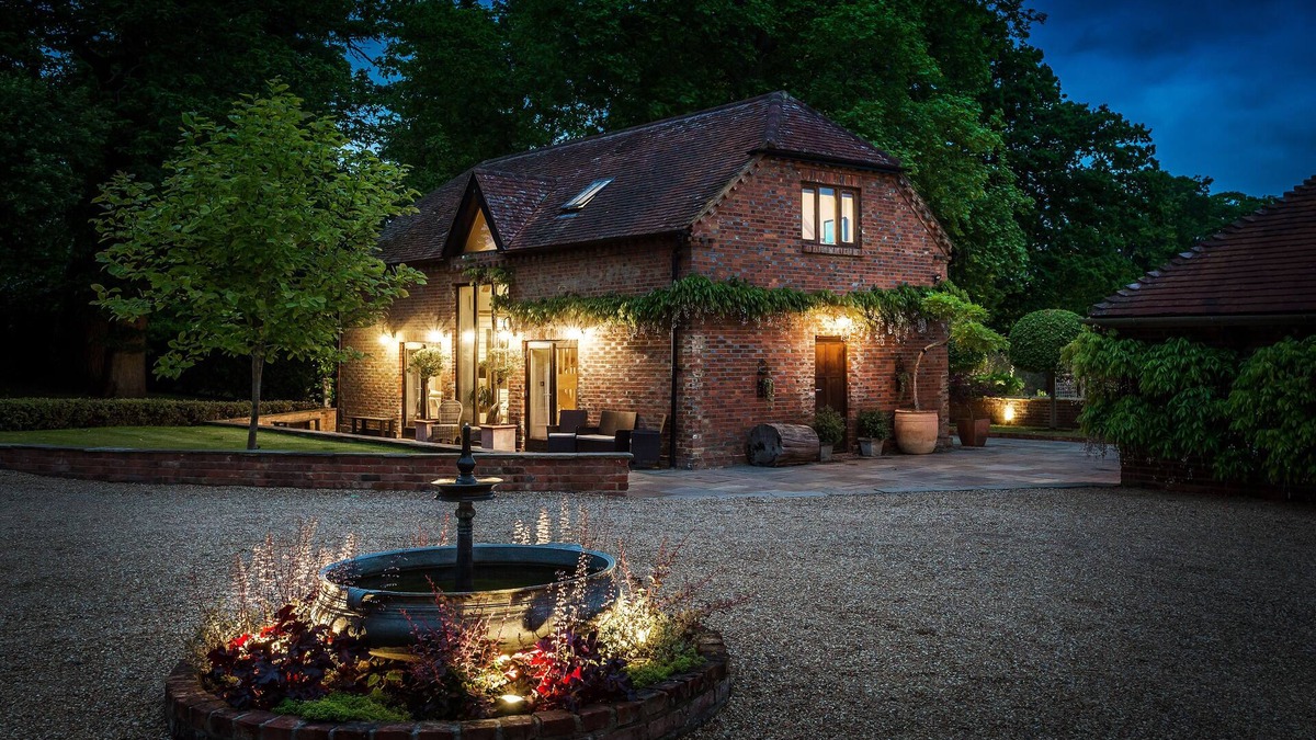 Godalming House | Quaint 2 bed historical cottage in stunning English countryside
