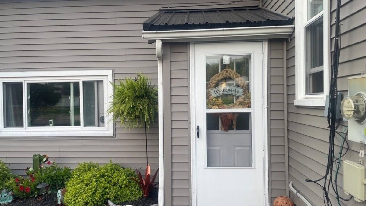 West Seneca Apartment | Quaint 2-bedroom apartment in West Seneca. Minutes away from HighMark Stadium