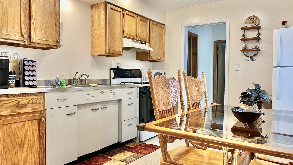 Warren Apartment | Quaint 2 bedroom apartment. 5 minute walk to down town Close to local bike trail