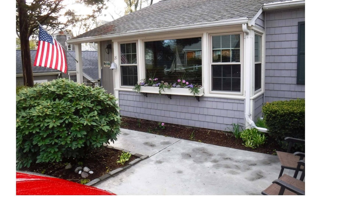 Plymouth House | Quaint 2 - Bedroom Beach House 200 steps to Pricilla Beach (private beach)