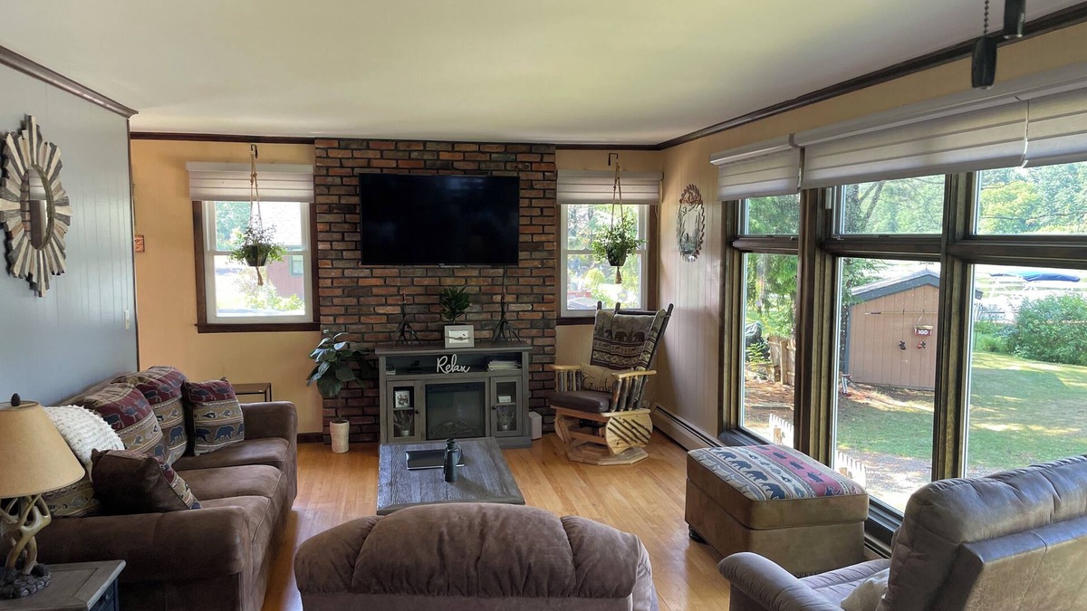 Poultney House | Quaint 2-bedroom House on Lily Pond w/Access to Lake St Catherine. Heat/AC/Wifi