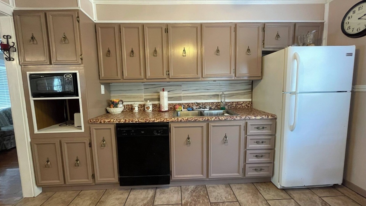 Iaeger House | Quaint 3 Bedroom House Free Parking on Premises