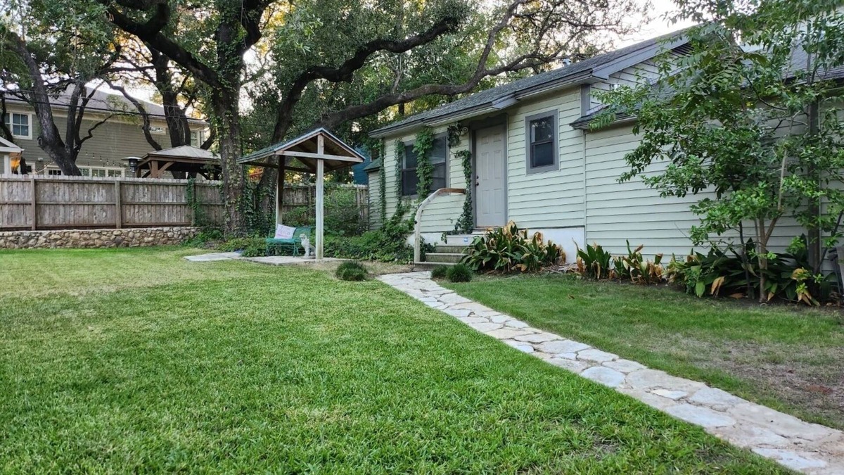 Tarrytown Cottage | Quaint ACL Hideout In Luxury Neighborhood Near Downtown