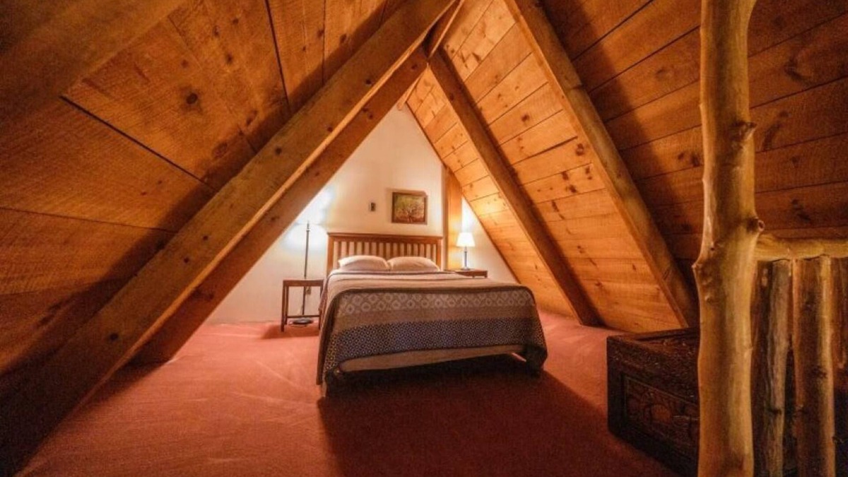 Slade Cabin | Quaint, adorable cabin for two!