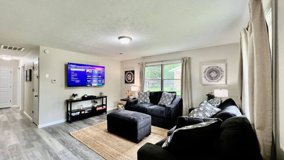 Lindenwald House | Quaint and Cozy 3 Bed home in Liberty Twp.