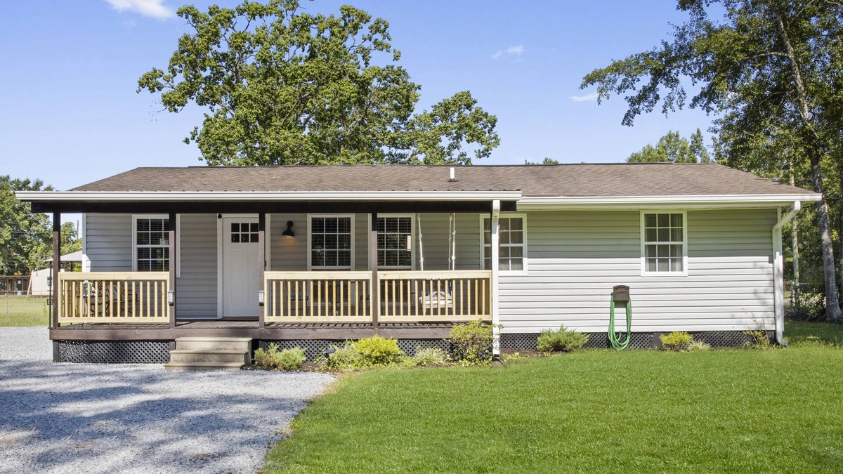 Gulf Hills House | Quaint and Cozy! Close to Downtown and the Beach!
