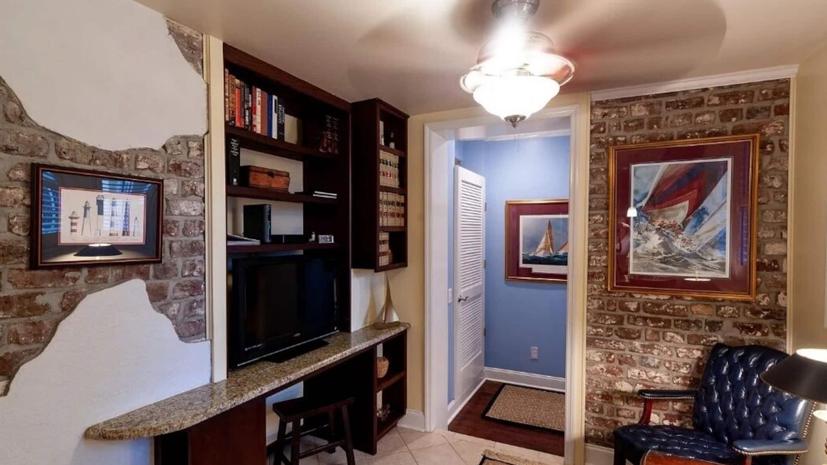 Charleston Historic District Condo | Quaint and cozy condo in the HEART of Charleston's Historic District!