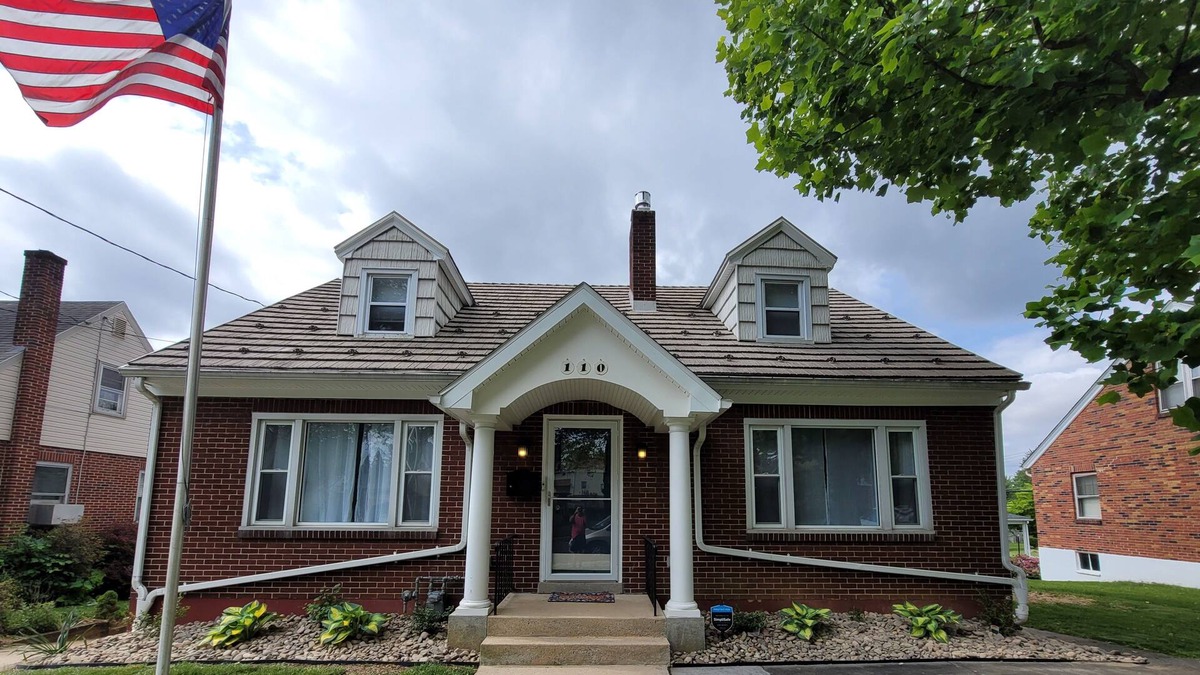 Lebanon House | Quaint and Cozy Near-Town Cottage With Fenced-In Pool