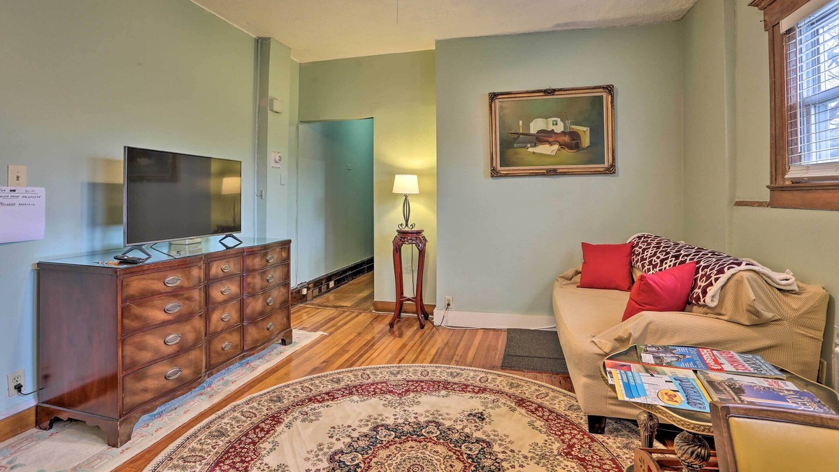 Tallman Apartment | Quaint Apartment - Walk to Town & Train!
