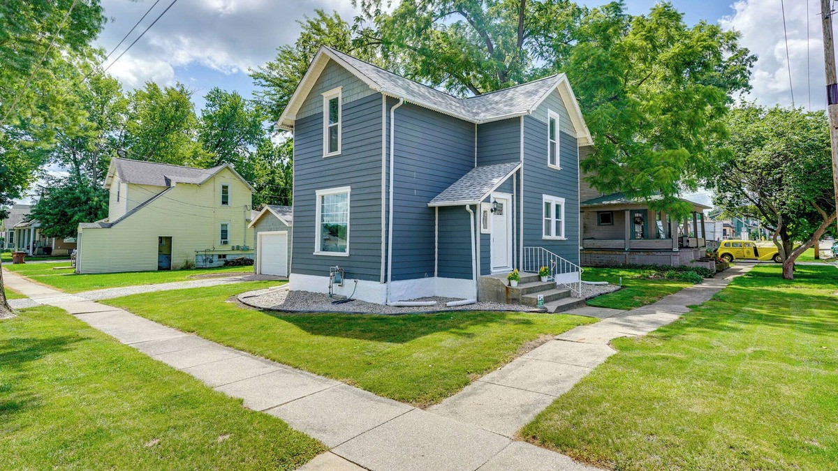 Auburn House | Quaint Auburn Retreat: Steps to Historic Downtown!