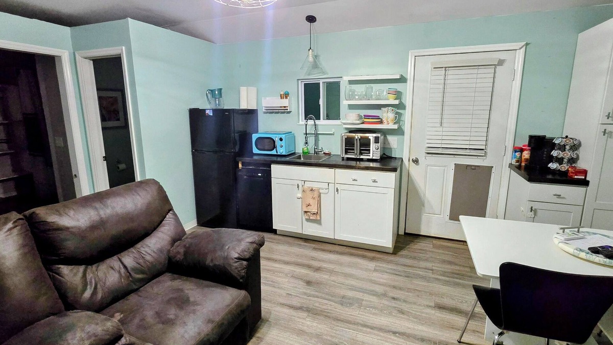 Brundidge House | Quaint Backyard Tiny House 1-bedroom with Fire Pit, WiFi, in quiet Brundidge