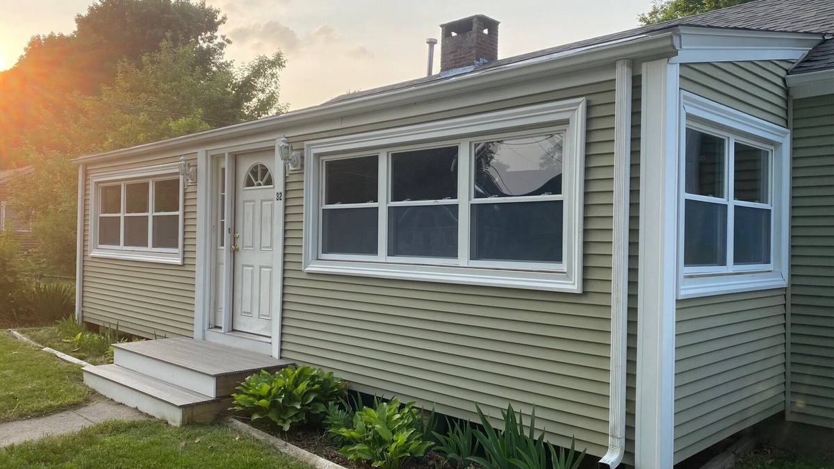 South Kingstown Cottage | Quaint Beach Cottage Walk to Narrow River