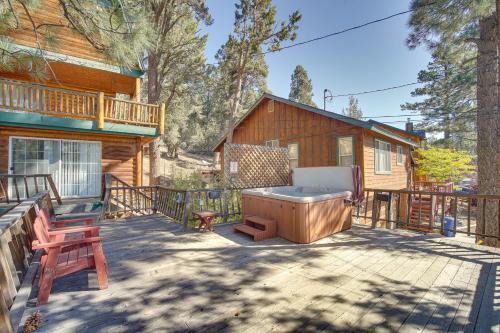 Whispering Forest House | Quaint Big Bear Home with Hot Tub 4 Mi to Skiing!