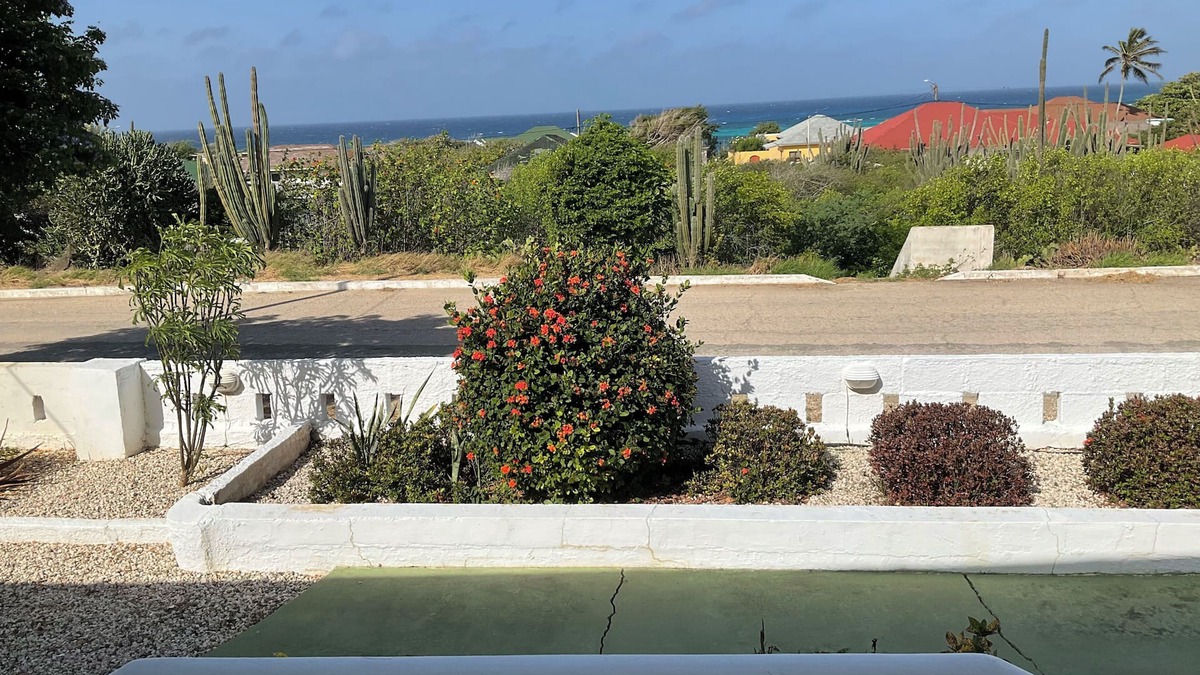 Sero Colorado House | Quaint bungalow overlooking the Caribbean. A short 8 minute walk to Baby Beach
