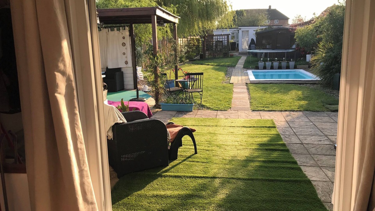 Maidenhead House | Quaint bungalow with Swimming Pool and lovely garden