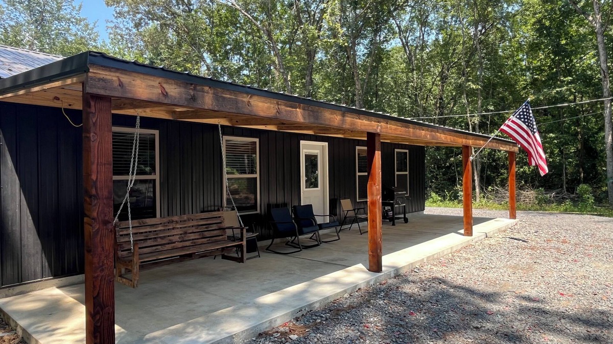 Higden Cabin | Quaint cabin, 1/4 mile from Sugar Loaf Marina boat launch on Greers Ferry Lake.