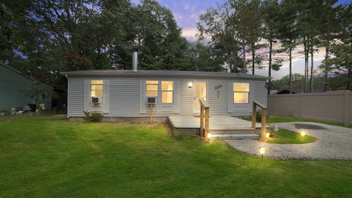 Oscoda House | Quaint Cabin: Fall Fishing, Firepit Evenings, and Stunning Colors!