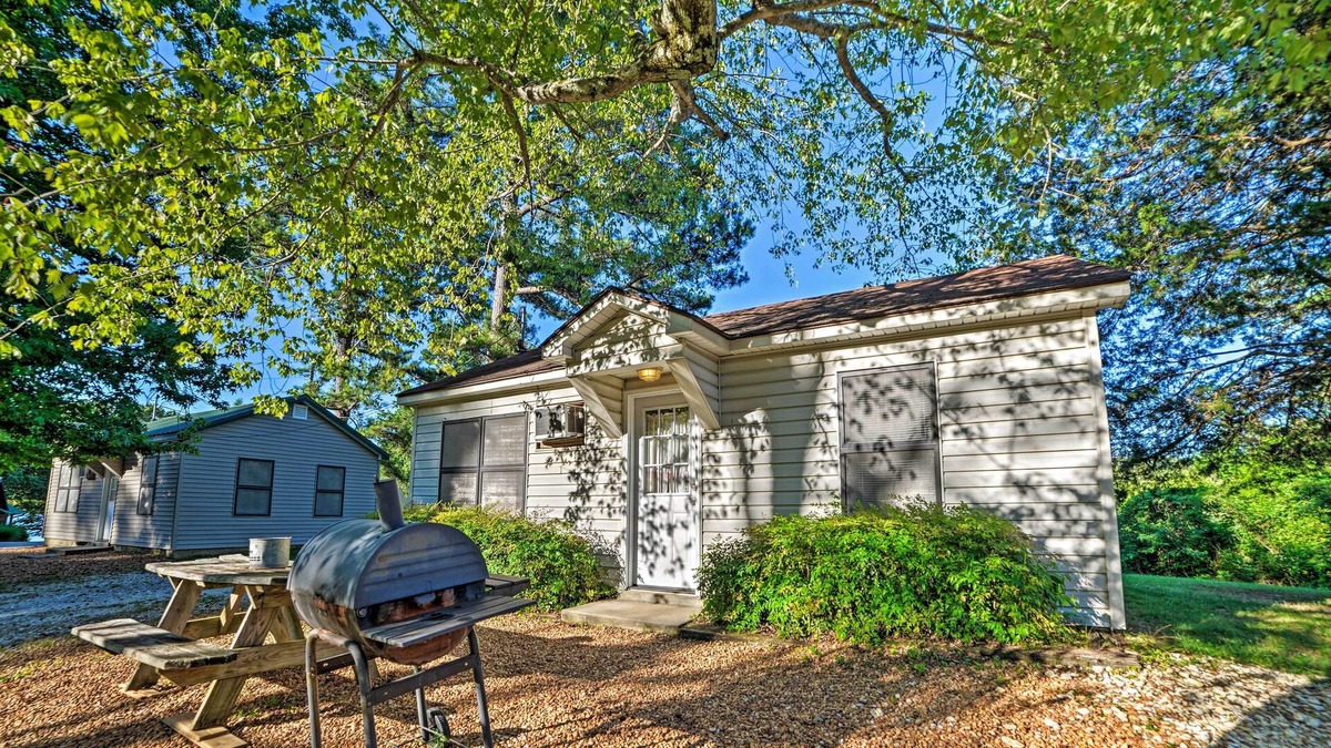 Springville Cabin | Quaint Cabin on Kentucky Lake w/ Resort Perks